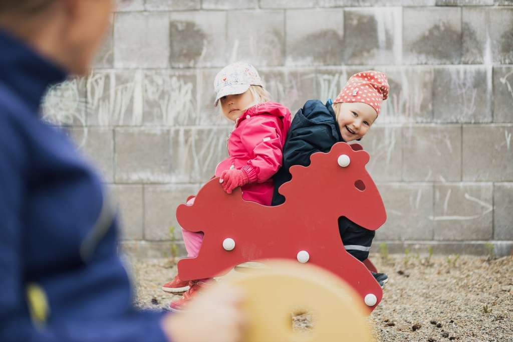 Lapset leikkivät päiväkodin pihalla