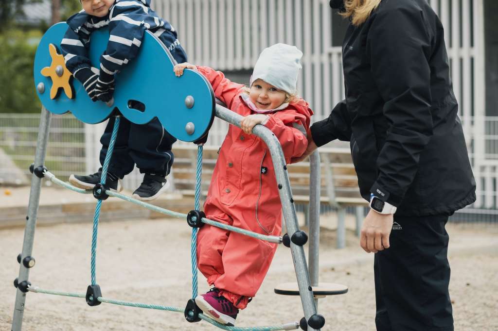 Lapsi leikkii päiväkodin pihalla