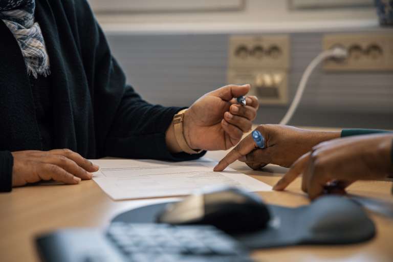 personer som fyller i formulär