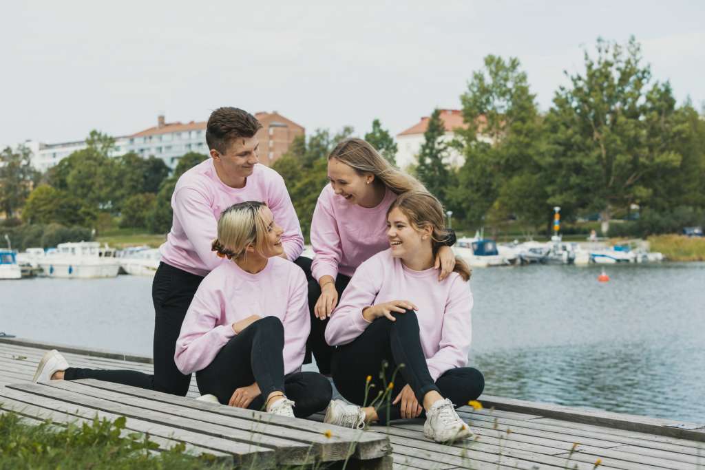 Nuorisovaltuuston jäseniä laiturilla