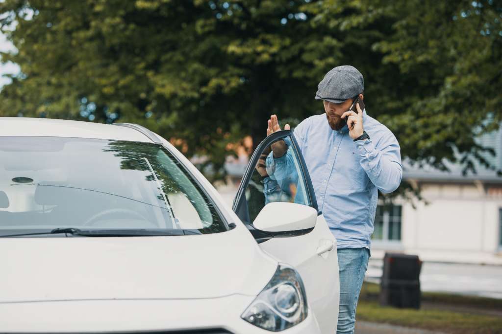 Man sätter sig i bilen