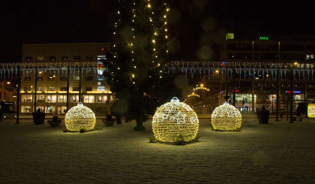 Kuva torin jouluvaloista ja joulukuusesta