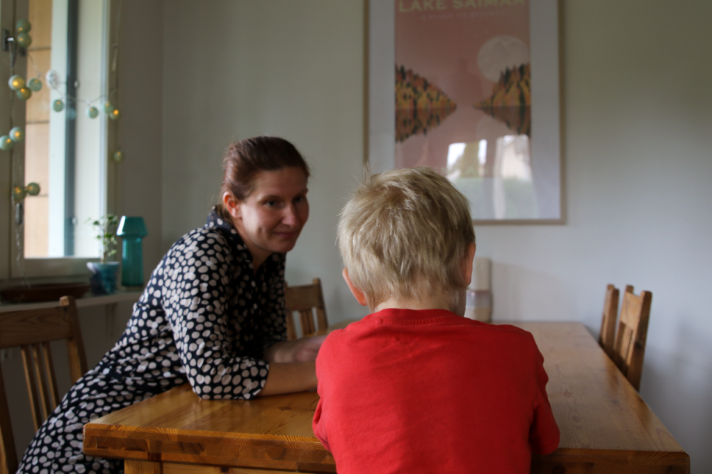 Kuvassa Iina Muukkonen, joka perheineen löysi asumisoikeusasunnosta omaan elämäntilanteeseen ja tarpeisiin sopivan asunnon.