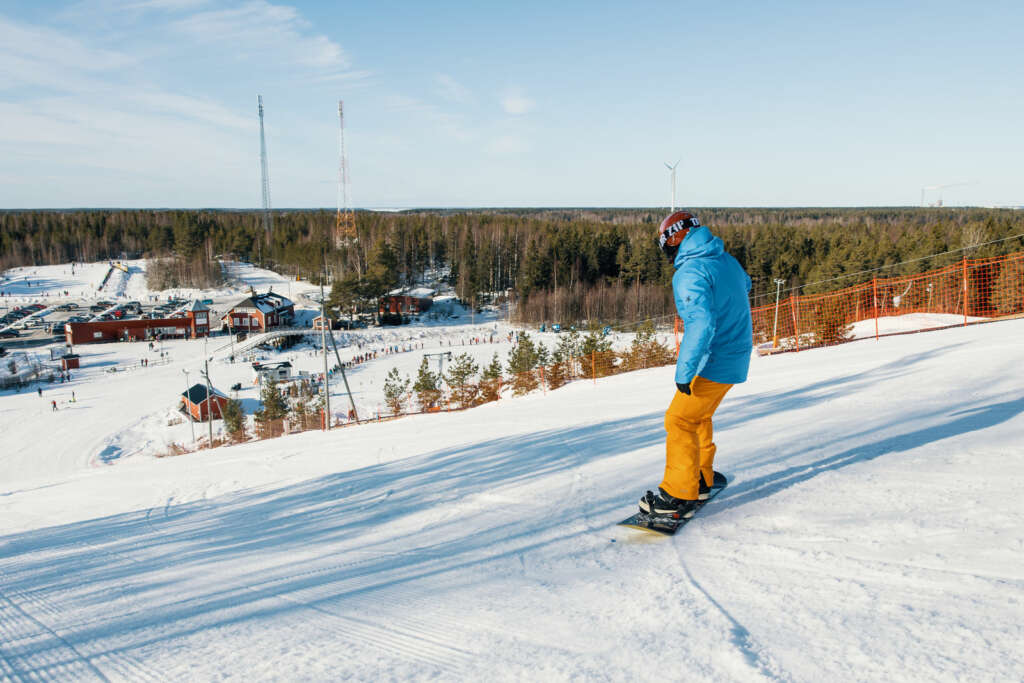 Mies laskettelee lumilaudalla Vaasan Öjbergetillä.