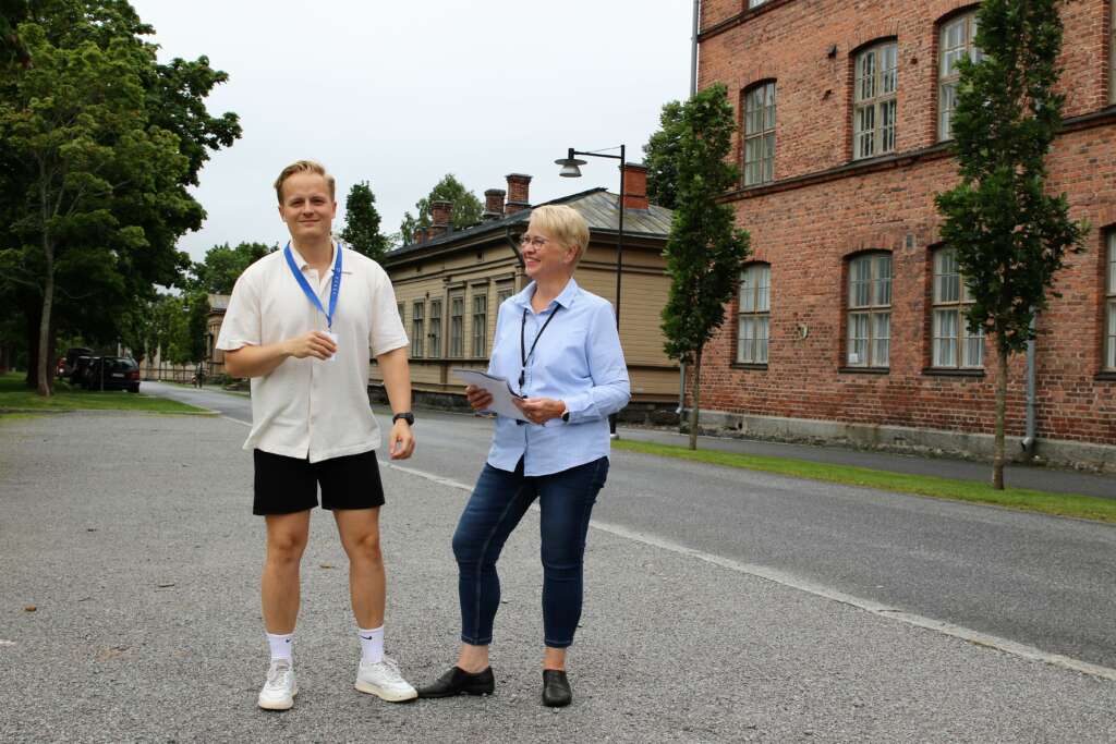 Asumisneuvojet Teemu Peltonen ja Lena Valkeakari vanhan kasarmin alueella.