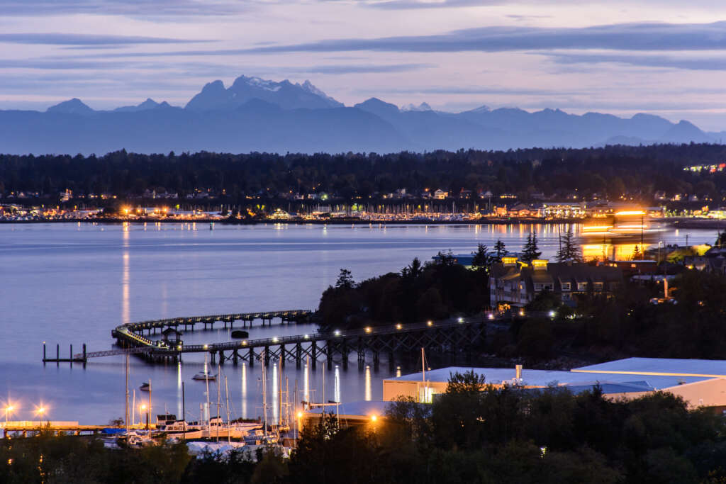 Bellinghamin lahti aamunkoitteessa. Näkymä South Bay Trailille Taylor Dockilla.