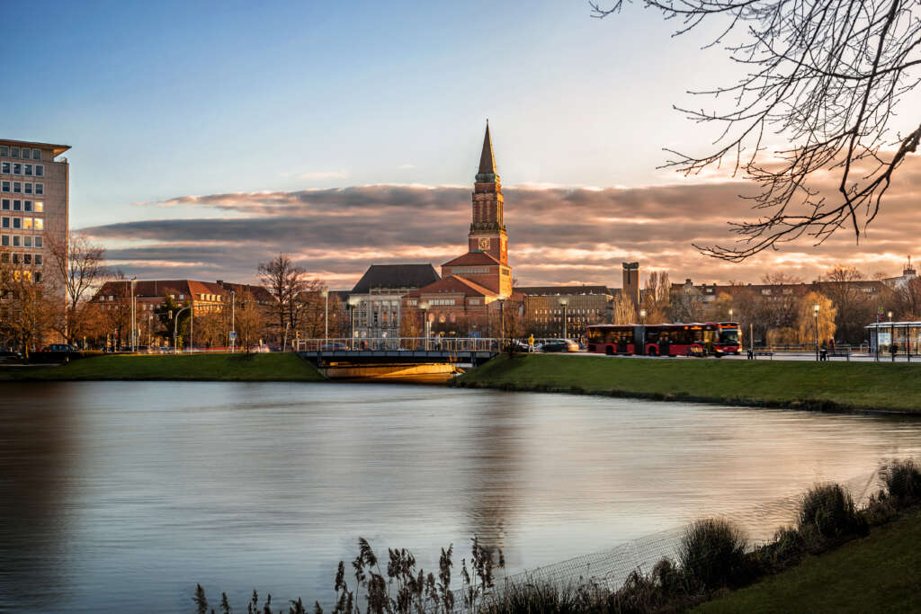 View of the Kiel City Hall over a lake.