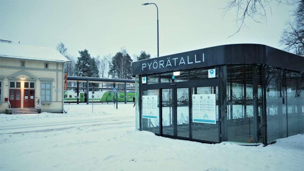 Vaasan uusi pyörätalli rautatieaseman edustalla.