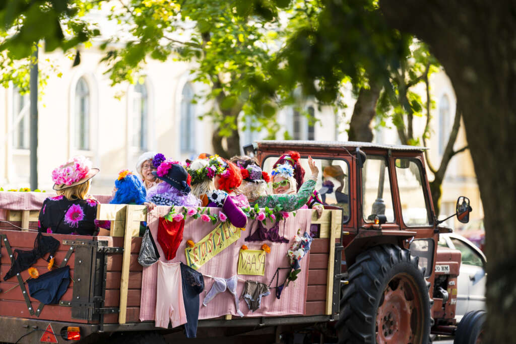 The LeidiSisters group of the Night of the Arts procession on a tractor platform.