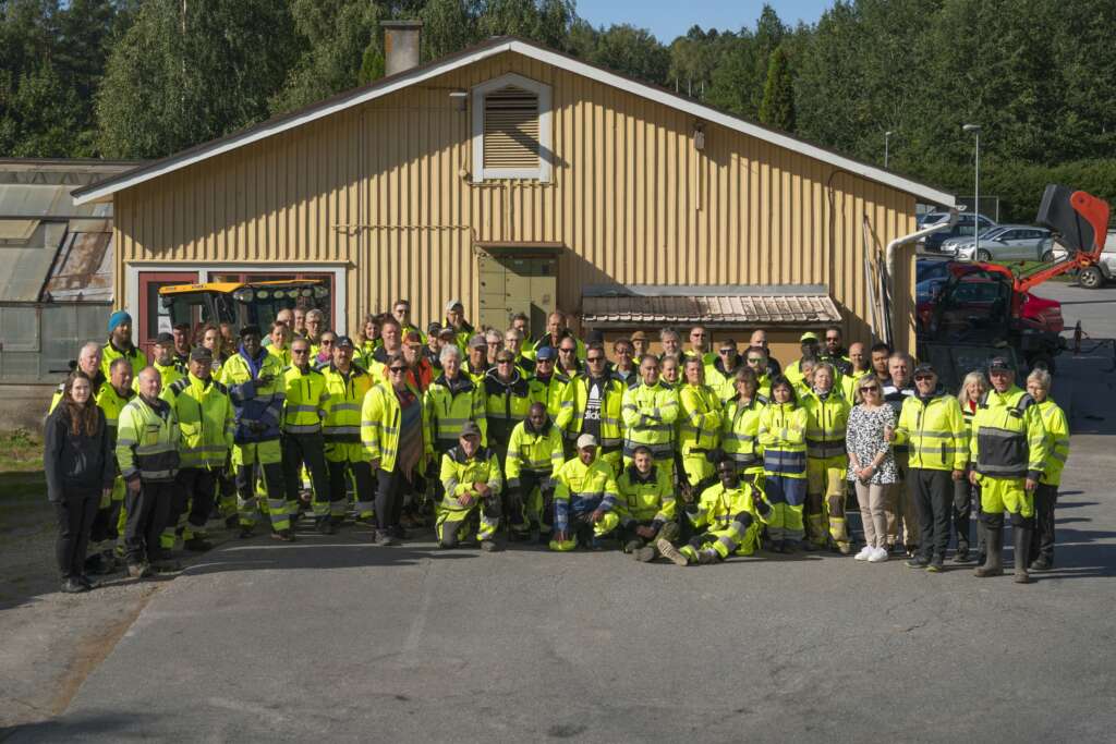 Henkilökunnan yhteiskuva Vaasan kaupunginpuutarhalla.