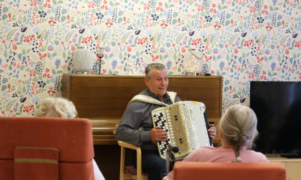 Erkki Vainionpää spelar dragspel.