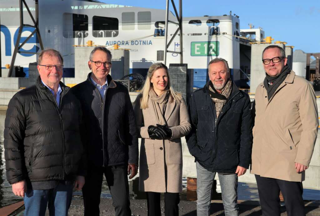 Kuvassa toimitusjohtaja Teijo Seppelin Kvarken Ports, toimitusjohtaja Fredrik Lunberg Umeå kommunföretag, projektipäällikkö Anna Måtts-Fransén Vaasanseudun kehitys VASEK, toimitusjohtaja Peter Ståhlberg Wasaline ja kaupunginjohtaja Tomas Häyry Vaasan kaupunki