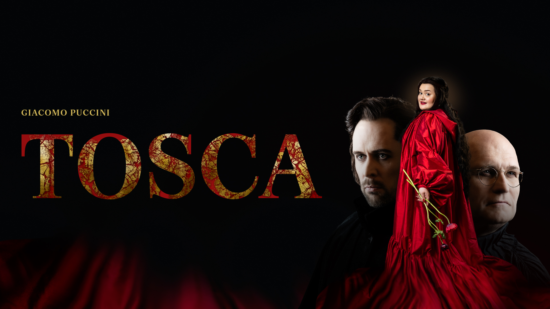 Mustalla pohjalla kultaisilla kirjaimilla teoksen nimi Tosca, tekstin oikealla puolella punaiseen kaapuun pukeutunut nainen seisoo punainen kukka kädessään ja hänen molemmilla puolillaan on mieshahmojen kasvot.