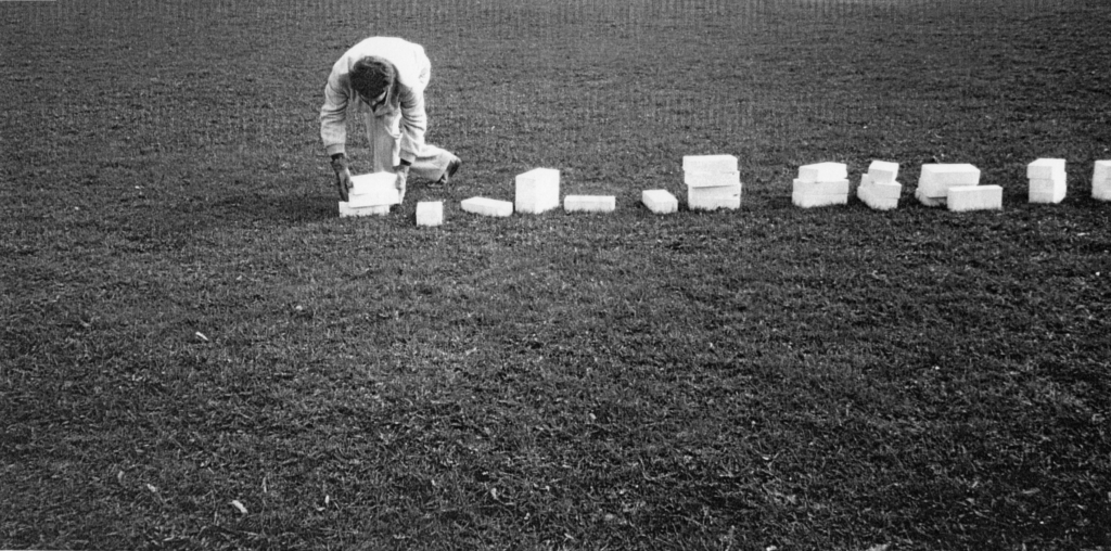 Konstnären J.O.Mallander sätter ut tegelstenar för installationen Mot det rena landet i Lappeenranta 1983.