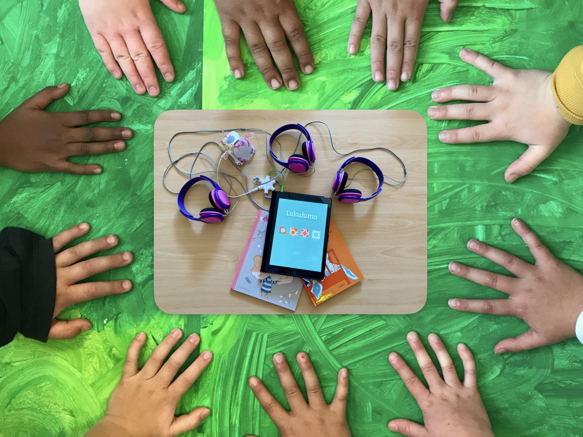 Digitaalinen materiaali varhaiskasvatukseen ja esiopetukseen. Kuulokkeita, iPad, kirjoja ja lasten kädet.